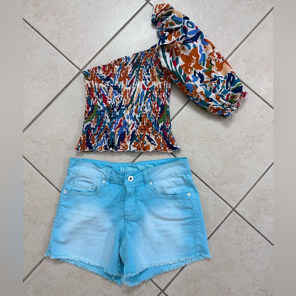 Parasuco Light Blue Denim Shorts and One Shoulder SHEIN Multicolored Top